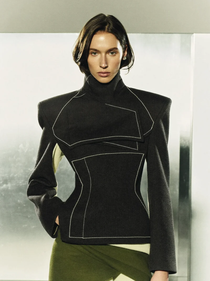 Étude illustrée d'un manteau asymétrique en laine charbon