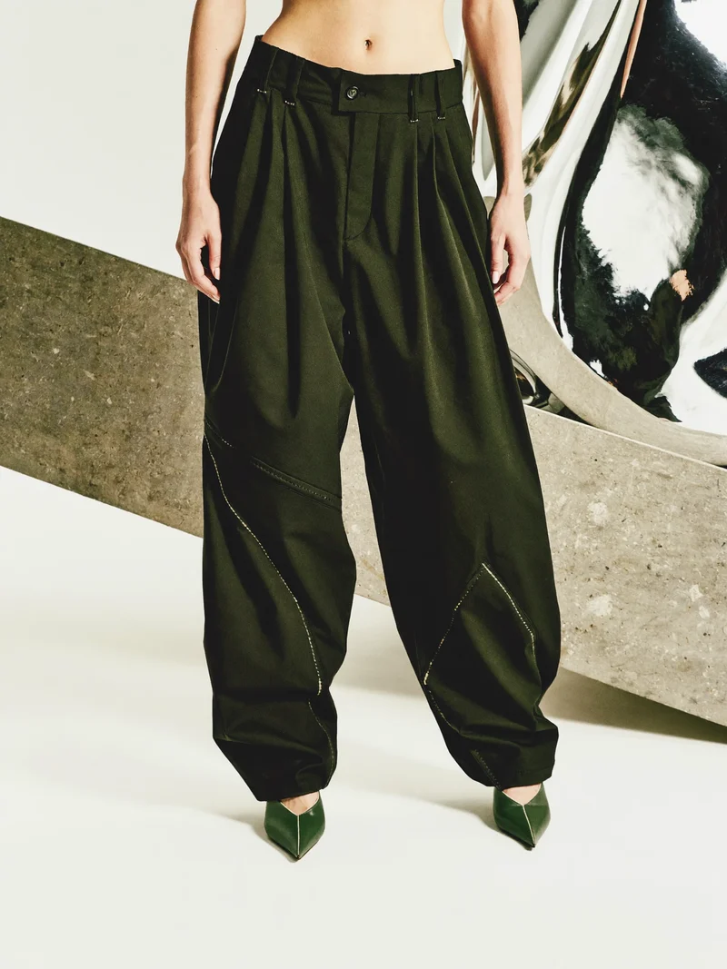 Étude illustrée d'un pantalon large plissé aux coutures courbes